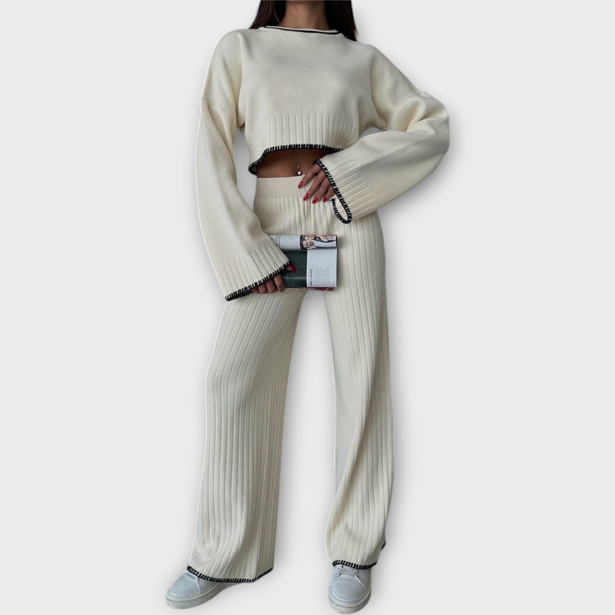 Kötött Szett Cropped Blúzzal és Finom Részletekkel