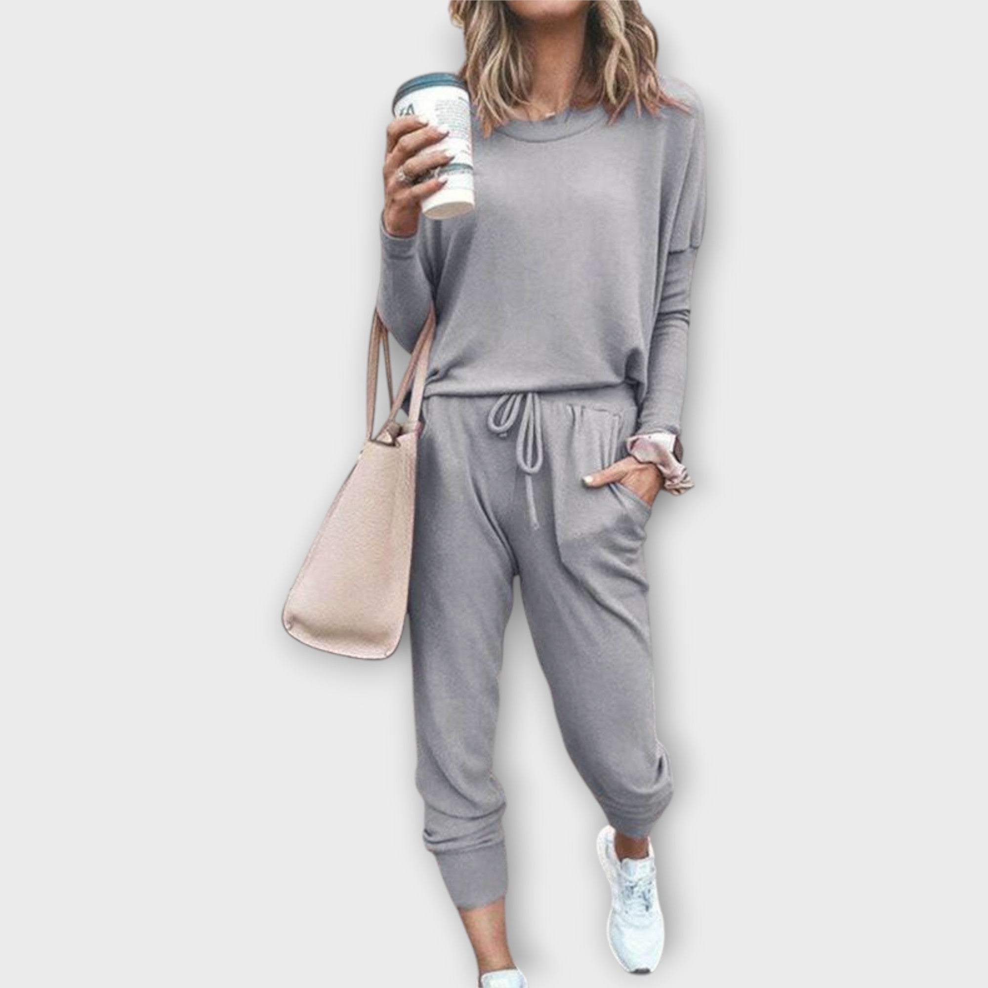 Lounge szett laza illeszkedéssel és minimalista esztétikával