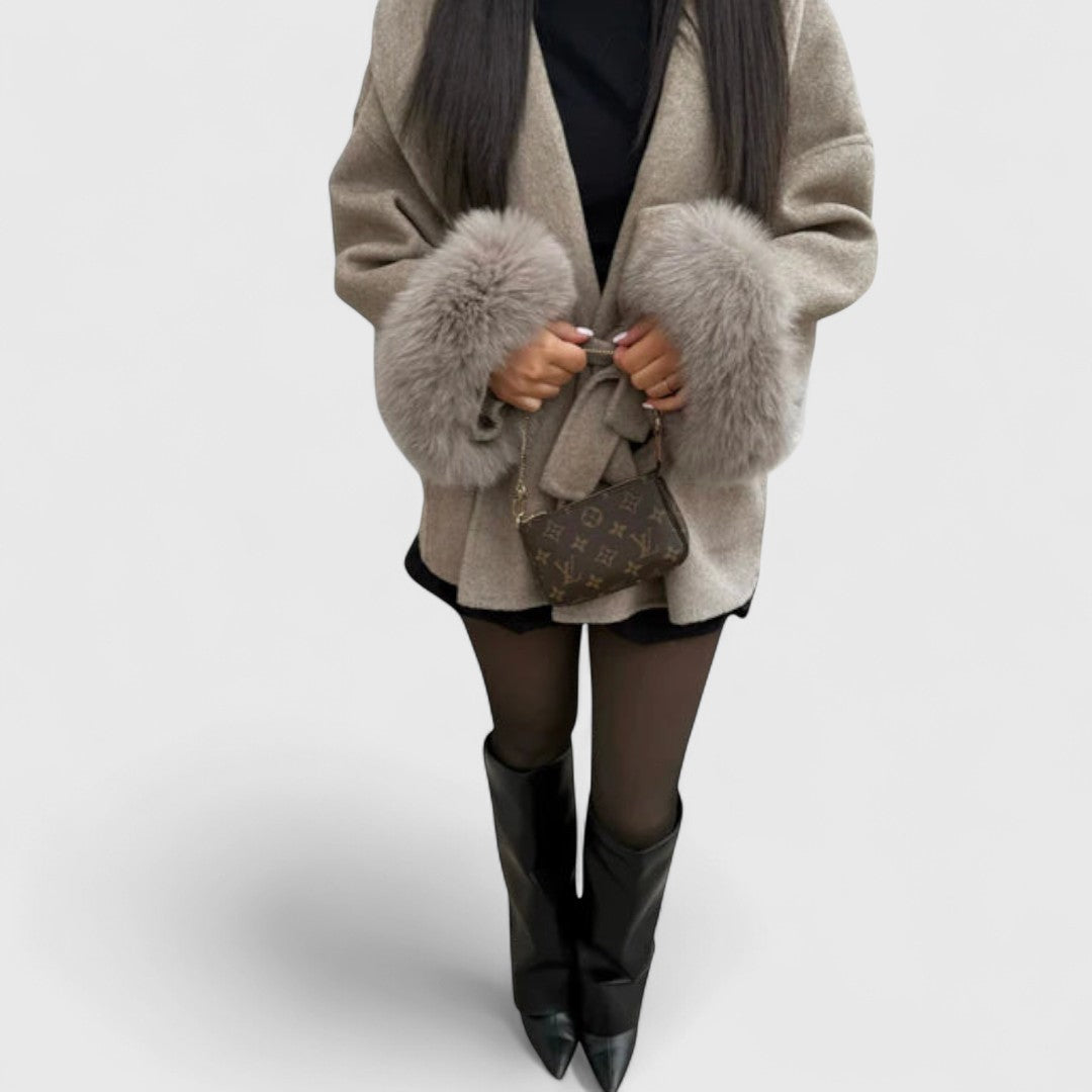 Anthi - Elegáns kabát ökológiai szőrme részletekkel