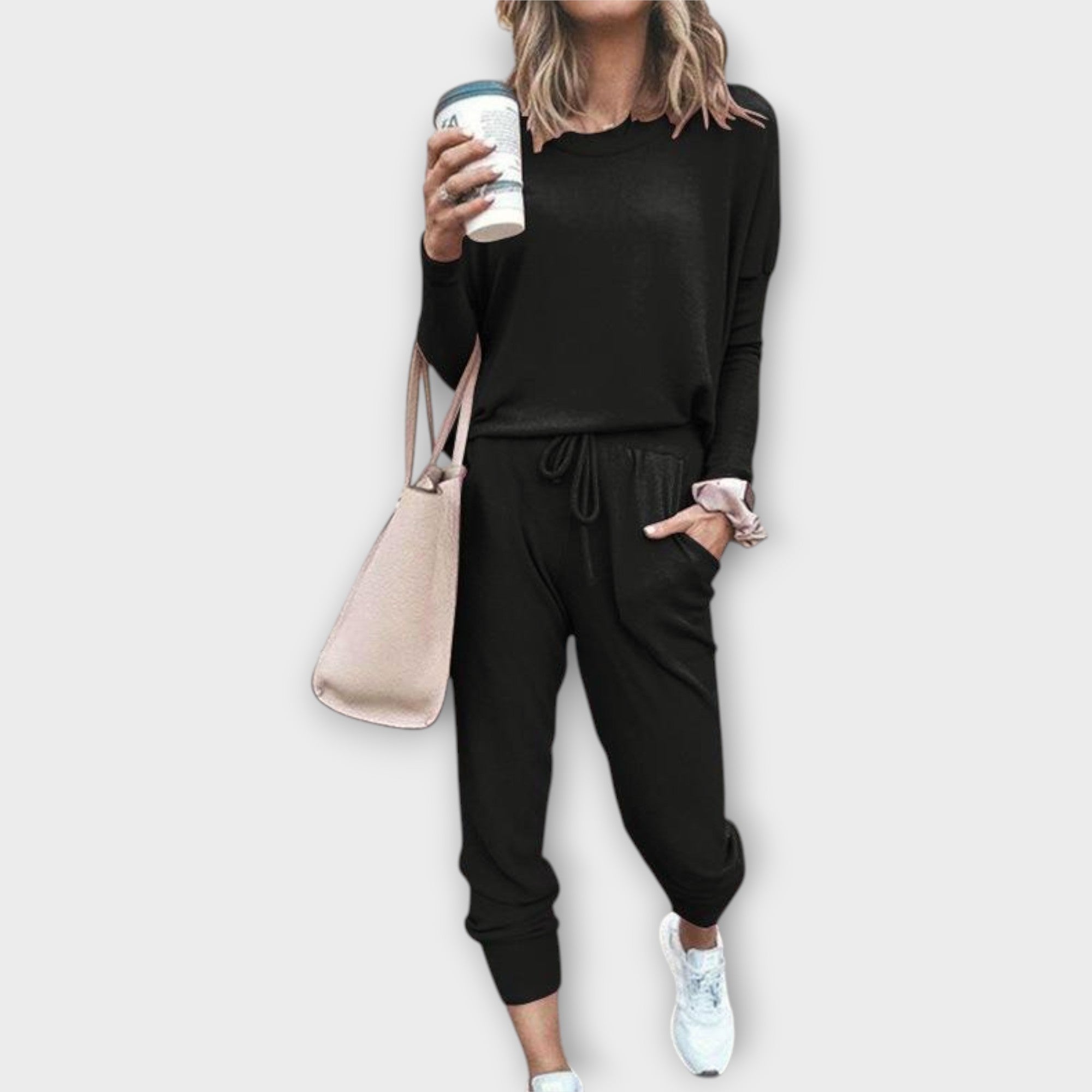 Lounge szett laza illeszkedéssel és minimalista esztétikával